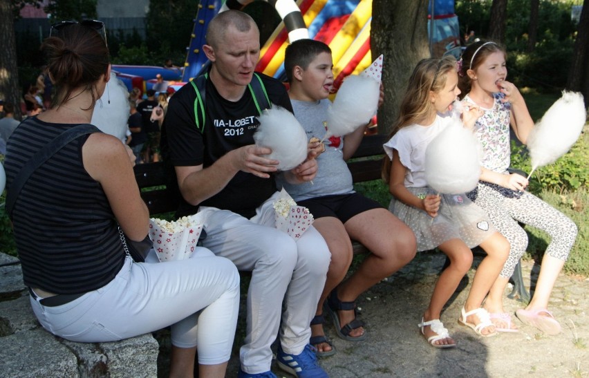 Festyn przy fontannie w parku miejskim  w Grudziądzu