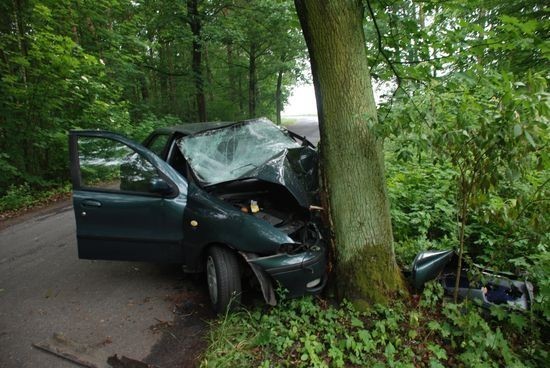 Cieszków: Tragiczne uderzenie w drzewo