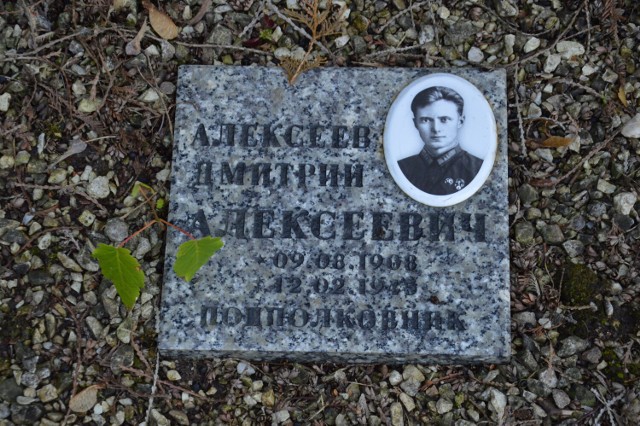 Na cmentarzach wojennych żołnierzy Armii Czerwonej pojawia się coraz więcej tabliczek identyfikujących poległych. Jest nawet usypana nowa mogiła