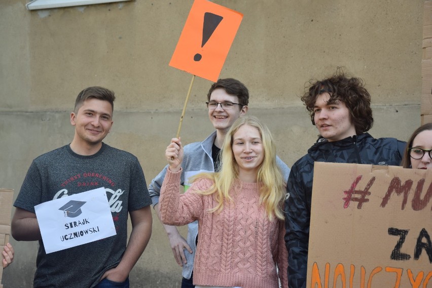 Akcja wspierająca nauczycieli i strajk uczniów LO w Kościanie ZDJĘCIA