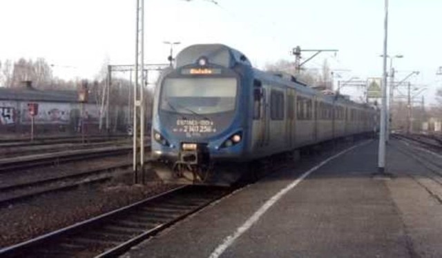 Awaria trakcji kolejowej pod Pierśćem, opóźnienia i ewakuacja pasażerów