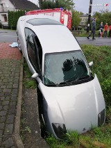 Wypadek w Łaziskach. Auto wypadło z drogi, dwie osoby zostały ranne