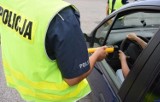 Policjanci w Radomska zatrzymali pijanych kierowców. Jeden nie mógł ustać na własnych nogach, drugi wydmuchał ponad 3 promile