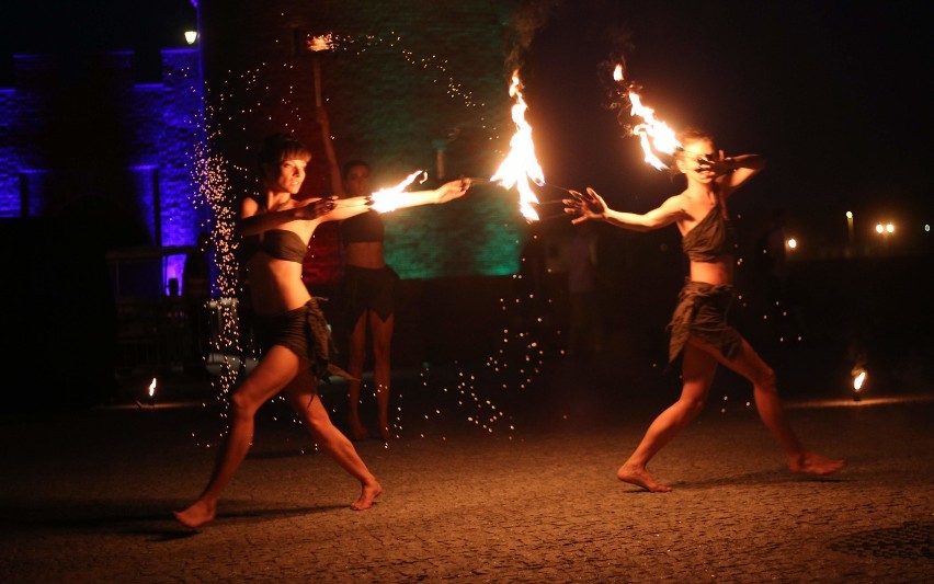 Magic Malbork 2015. Pokaz fireshow oraz iluminacja budynków [FILM i ZDJĘCIA]