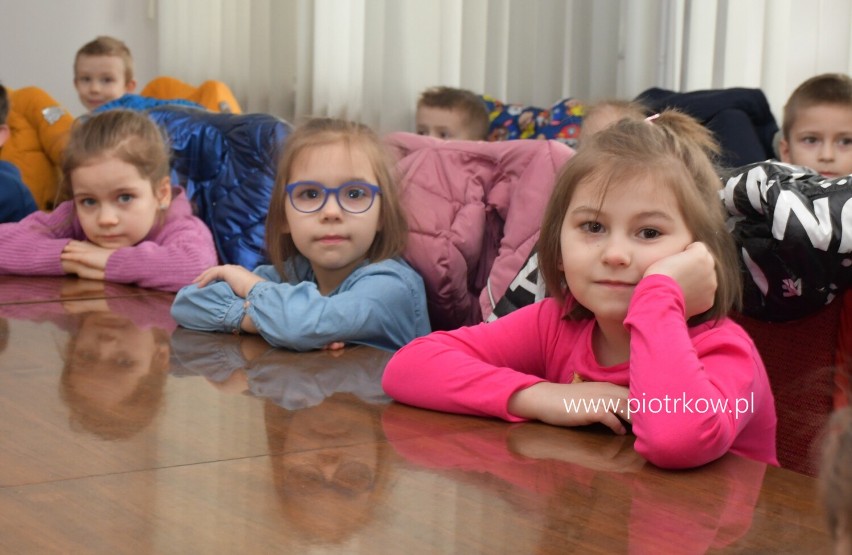 Przedszkolaki z "ósemki" zwiedzały Urząd Miasta w Piotrkowie. Zasiadły w fotelu prezydenta i w sali obrad ZDJĘCIA