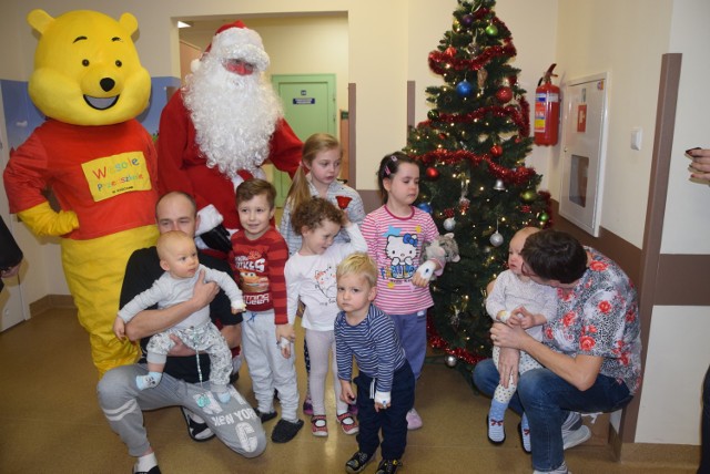 Gwiazdor i Kubuś Puchatek odwiedzili chore dzieci w szpitalu w Kościanie