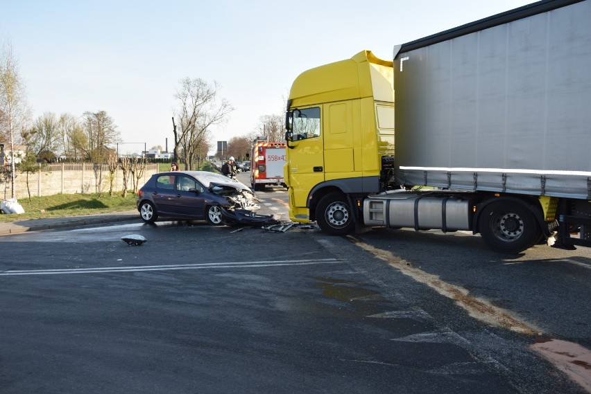 Wypadek na ul. Sieradzkiej. Ciężarówka zderzyła się z osobowym samochodem[AKTUALIZACJA]