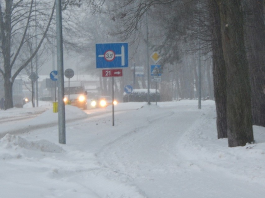 Trudne warunki drogowe w Ustce i regionie przez opady śniegu i marznący deszcz [ZDJĘCIA]