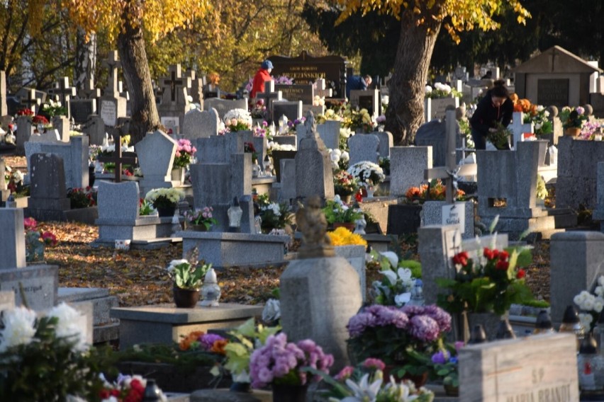 Wszystkich Świętych 2021 Wągrowiec. Wielu z nas odwiedza bliskich zmarłych na cmentarzach 