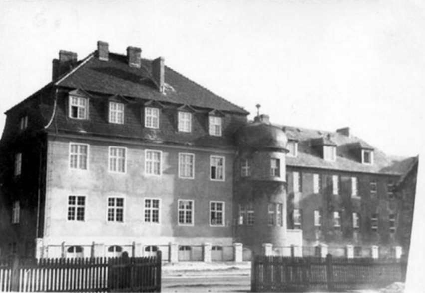 Budynek Domu Opieki do 1945 połączony z prawej z lazaretem -...