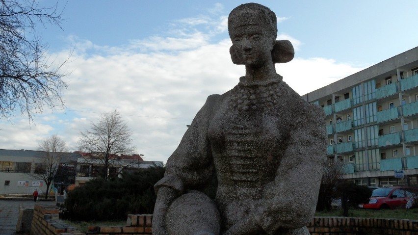 Plac Korfantego w Tychach - przed remontem, z rzeźbą...