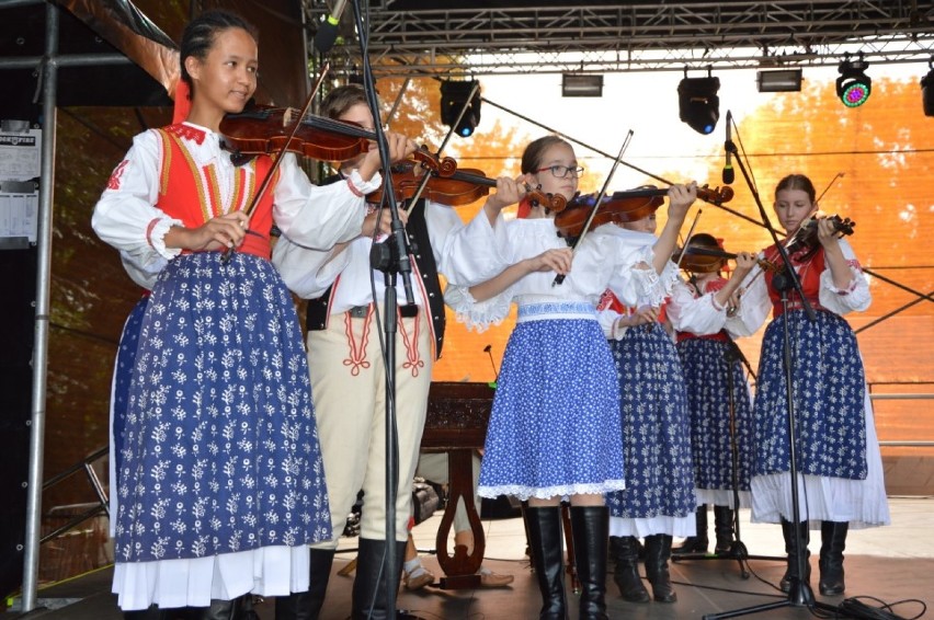 Muzyka Regionów podczas LDJ. Zaśpiewały ludowe zespoły nie tylko z Polski [WIDEO,ZDJĘCIA]