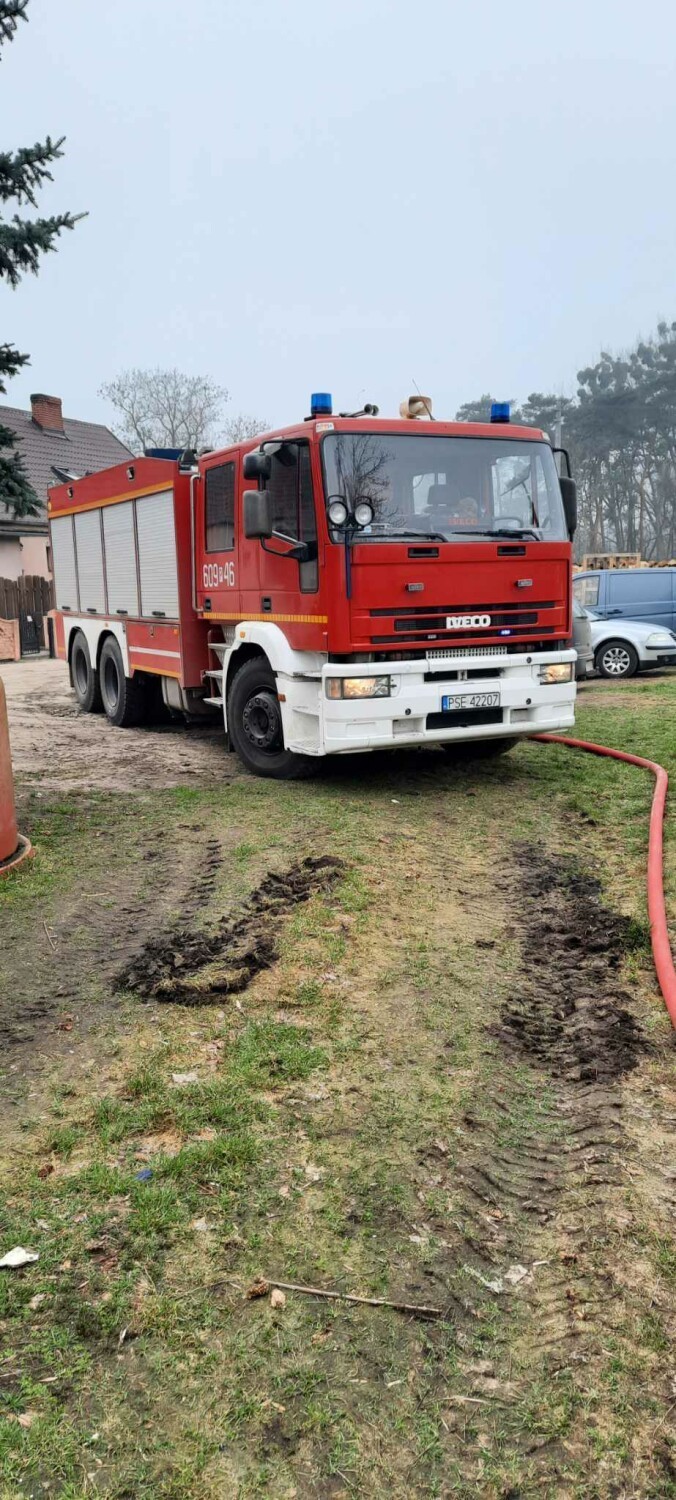 Pożar kontenera na śmieci w miejscowości Dobczyn. Do akcji gaśniczej ruszły dwa zastępy straży pożarnej [zdjęcia]
