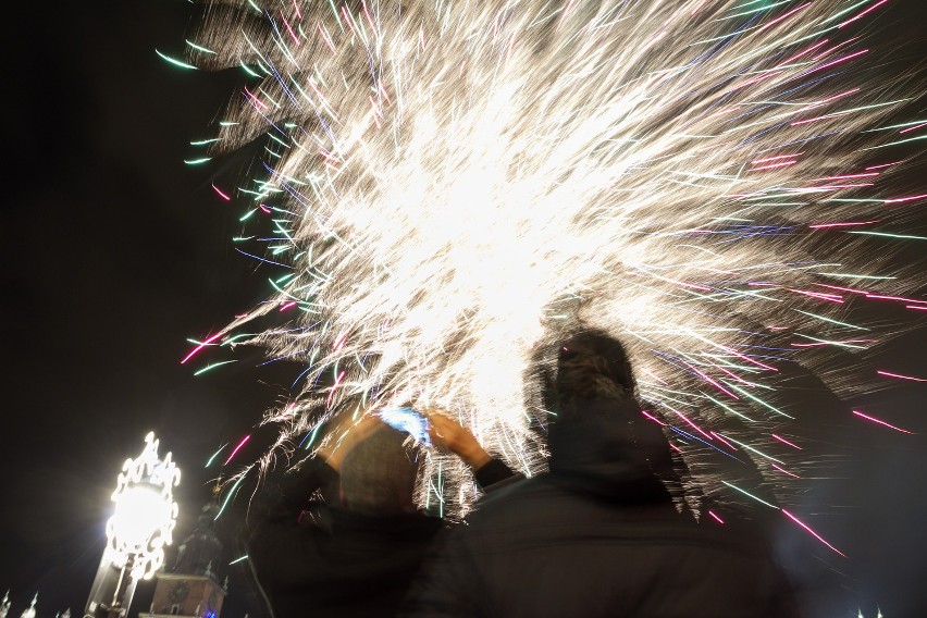 WOŚP w Krakowie 2015. Wolontariusze rozpoczęli kwestę...