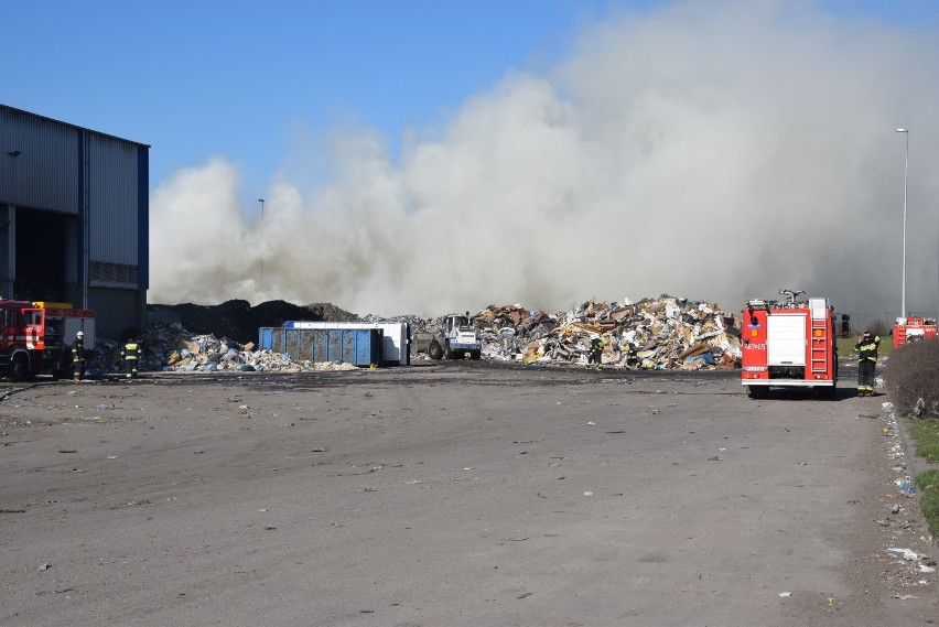 Ogromny pożar na składowisku odpadów w Piotrowie Pierwszym