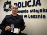 Leszno. Policjant z leszczyńskiej komendy oddał 22 litry krwi. Sierż. szt. Tomasz Kowalski otrzymał medal dla zasłużonych dla zdrowia narodu