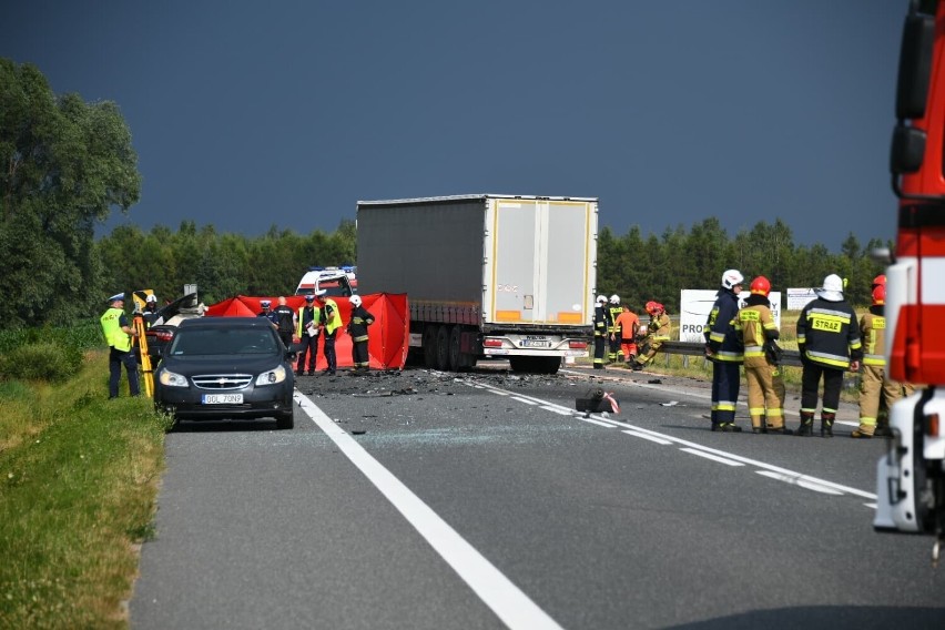 Śmiertelny wypadek w Krzepicach. Samochód osobowy zderzył się z ciężarówką. Nie żyje jedna osoba