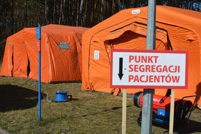 Punkt segregacji pacjentów to dwa pomarańczowe namioty, ustawione w pobliżu parkingu przy "M". Chodzi o to, by do "czystych" budynków nie wpuszczać pacjentów, którzy mogą być chorzy na COVID-19.