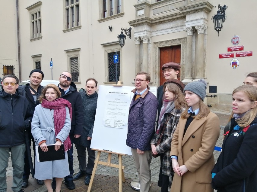 Polityczne igrzyska pod Wawelem: lewica i aktywiści za wycofaniem kandydatury Krakowa, Platforma daje rządowi ostatnią szansę