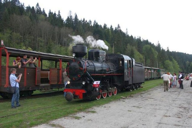 Sapiący parowozik  Kp4  na  stacji w Majdanie, znajdującej się na  szlaku bieszczadzkiej kolejki