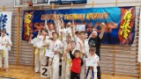 13 medali Kieleckiego Klubu Sportowego Karate na turnieju w Sandomierzu. Zobacz zdjęcia 