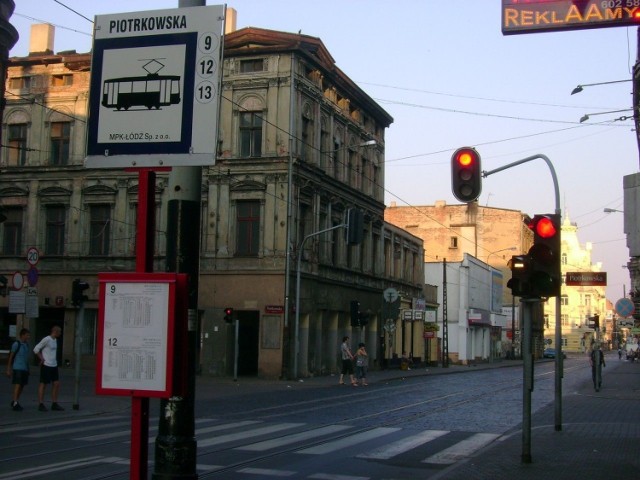 Nowy przystanek przy skrzyżowaniu z ulicą Piotrkowską - w kierunku zachodnim. W tle przystanek w kierunku wschodnim.