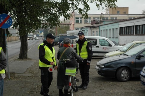 Gostyń: Policjanci rozdawali kamizelki odblaskowe [ZDJĘCIA]