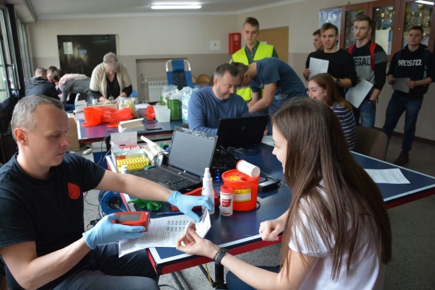 "Młoda krew ratuje życie" w Radomsku. Uczniowie "mechanika" honorowo oddawali krew