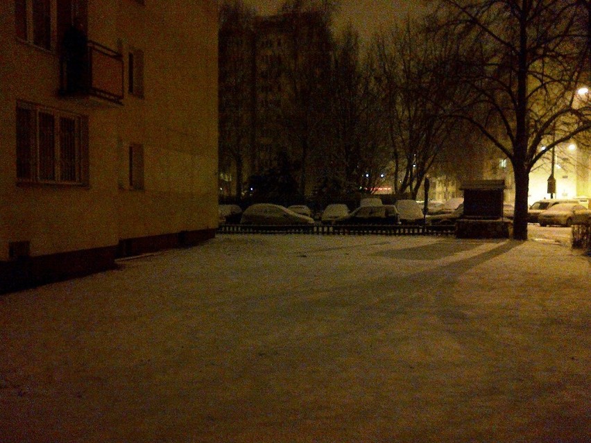Warszawa pod śniegiem. Mieszkańców stolicy zaskoczyły poranne opady śniegu [ZDJĘCIA]