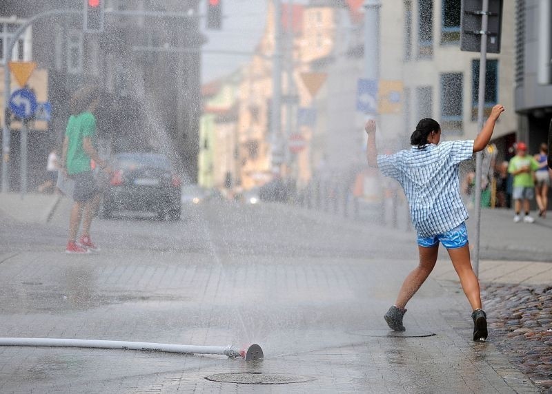 POZNAŃ - Upały nie takie straszne z kurtynami wodnymi. ZOBACZ ZDJĘCIA