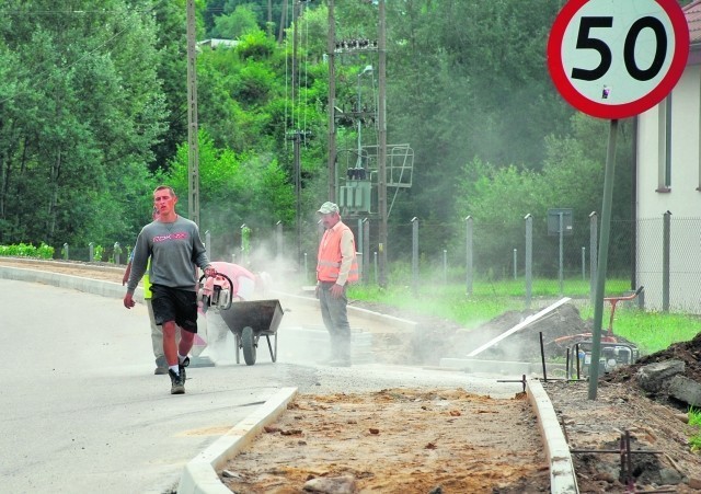 Prace idą pełną parą. Do końca roku mieszkańcy będą mieli chodnik