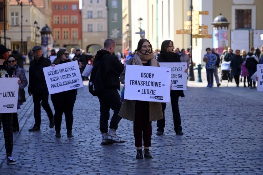 Dzień Milczenia w Toruniu. Tak protestowali przeciwko homofobii ZDJĘCIA