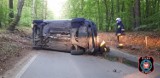 Wypadek na drodze do Piecek pod Bydgoszczą. Auto wylądowało na boku [zdjęcia]