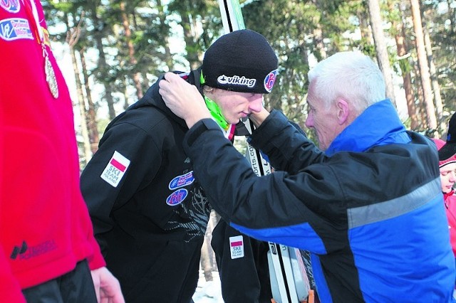 Były mistrz Polski Ryszard Witke nagradza Grzegorza Miętusa po zawodach na Orlinku