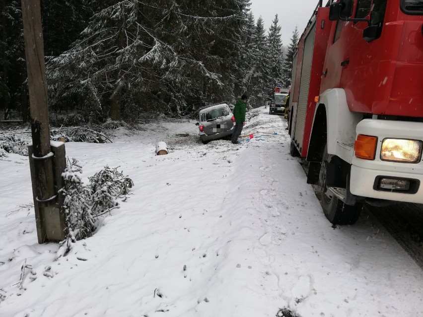 Zakopane. Śnieg znów sypie. Na drogach ślisko. Na Cyrhli auto w rowie 