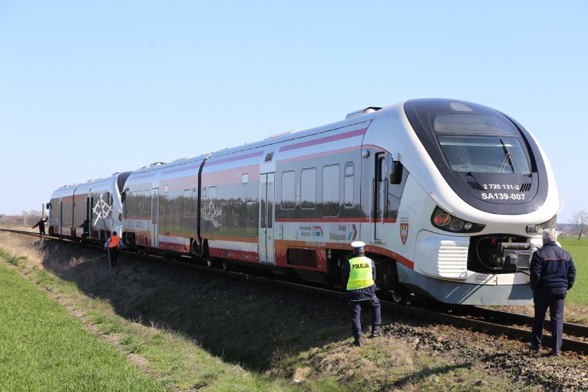 Zderzenie osobówki z szynobusem na przejeździe kolejowym w Tłokach k. Wolsztyna