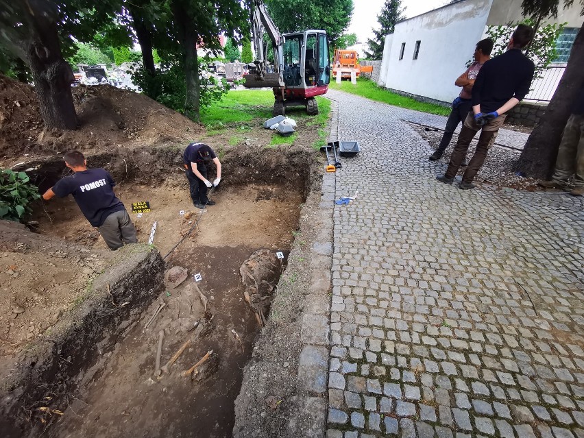 Ekshumacje w Białej Nyskiej. Archeolodzy odnaleźli tu groby żołnierzy z II wojny światowej