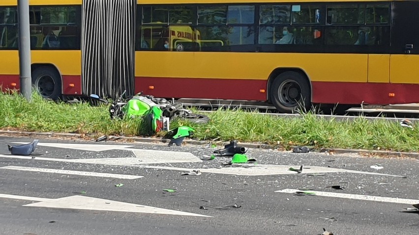 Uderzyła przy tym w jadącego również w kierunku centrum...