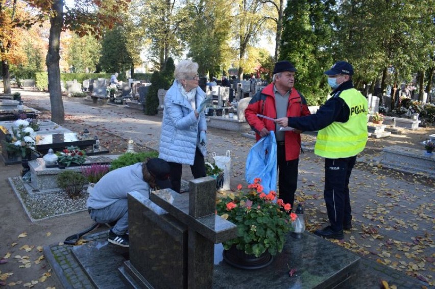 Policjanci z Wolsztyna, Siedlca i Przemętu prowadzą działania prewencyjne na cmentarzach