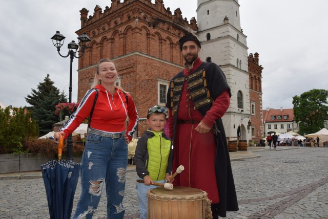 Podczas jarmarku można zrobić sobie zdjęcie z rycerzami. Pani Elżbieta z synem Wojtkiem przyjechał aż z okolic Nysy i chętnie pozowała do zdjęcia z rotmistrzem Maciejem Burym z Rycerstwa Chorągwi Ziemi Sandomierskiej.