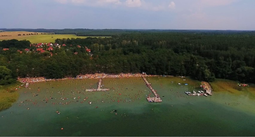 Jezioro Lubikowskie teraz i w środku sezonu. Czyli w wakacje...