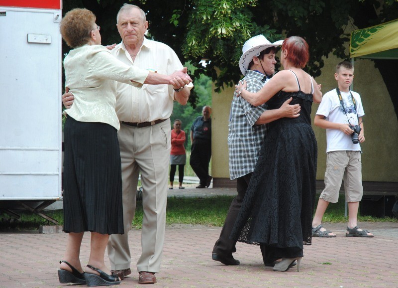 Krzywiń: gminny dzień seniora nad krzywińskim jeziorem. W zabawie udział wzięło 9 klubów seniora