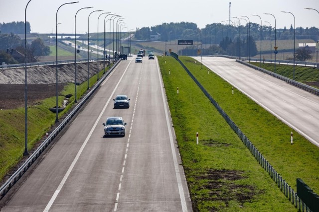 Mieszkańcy Krakowa protestują przeciwko wszystkim sześciu proponowanym wariantom budowy drogi ekspresowej S7 do Myślenic.