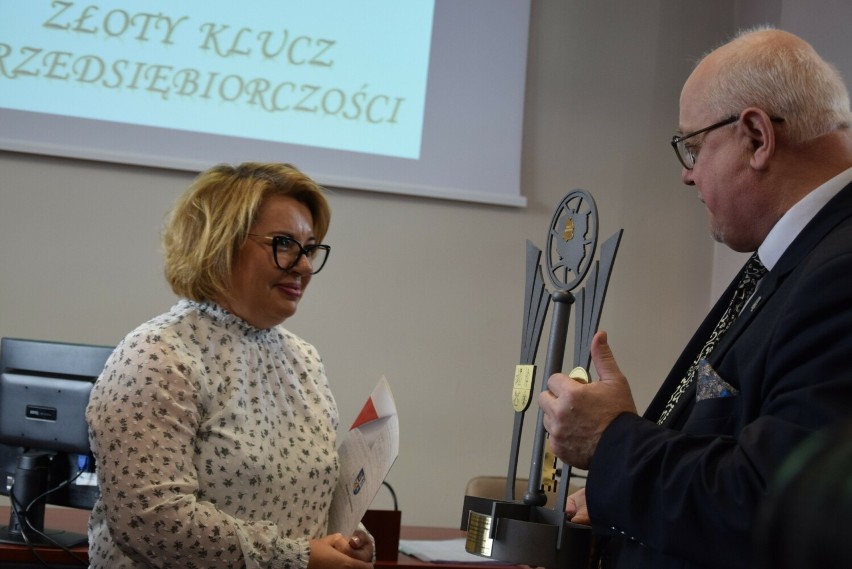 Nagrodę Kamili Adamczak wręcza wicestarosta Andrzej Marach.