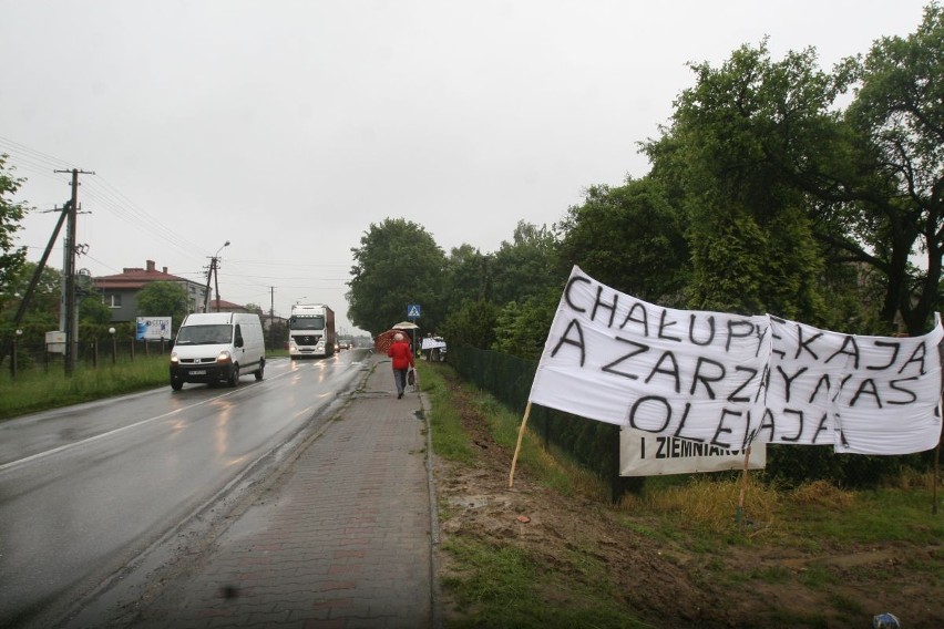 Protest w Świerklanach: Mieszkańcy chcą remontu drogi