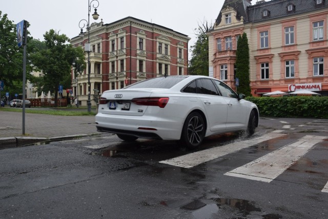 Codziennie tymi wąskimi uliczkami w centrum Zielonej Góry przejeżdża sporo aut.