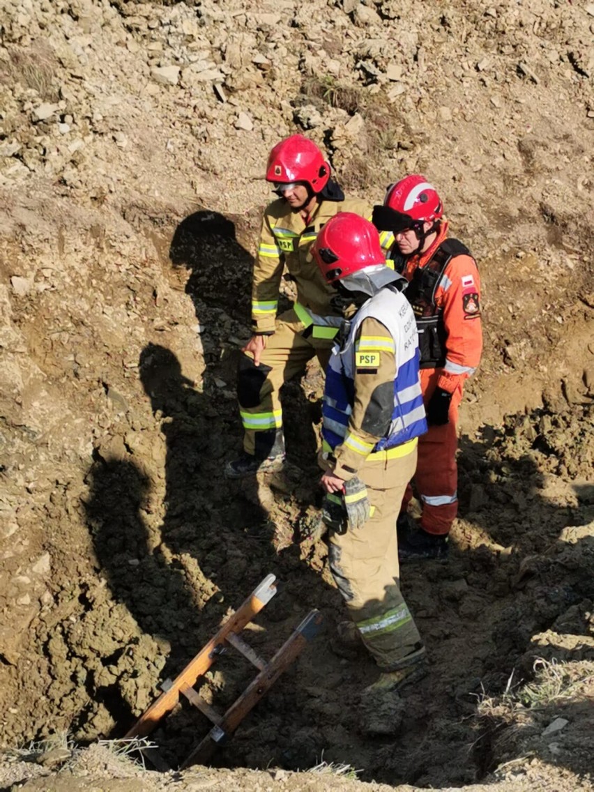 Dwie osoby przysypane ziemią podczas kopania studni w Ujsołach na Żywiecczyźnie. Zginął 36-letni mężczyzna
