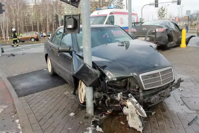 Żory: poważny błąd kobiety na drodze kosztował życie kierowcy mercedesa.