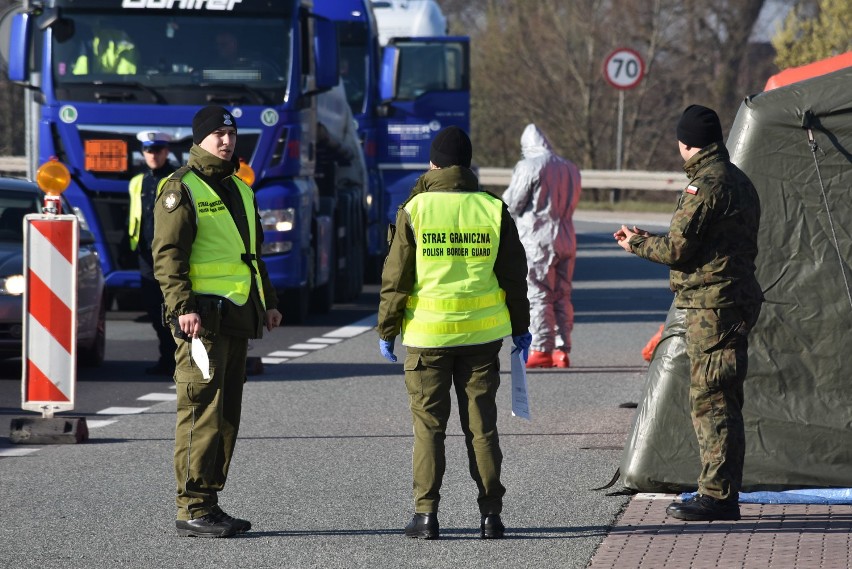 Zamknięto granice. Kontrole w Chałupkach i Gorzyczkach. Wracający do Polski muszą przejść kwarantannę