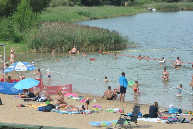 CICHOWO. Kąpielisko i plaże oblegane przez turystów. Letnie popołudnie na plaży głównej i Zacisze w Cichowie